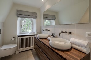 Douche, sĂšche-cheveux, savon
