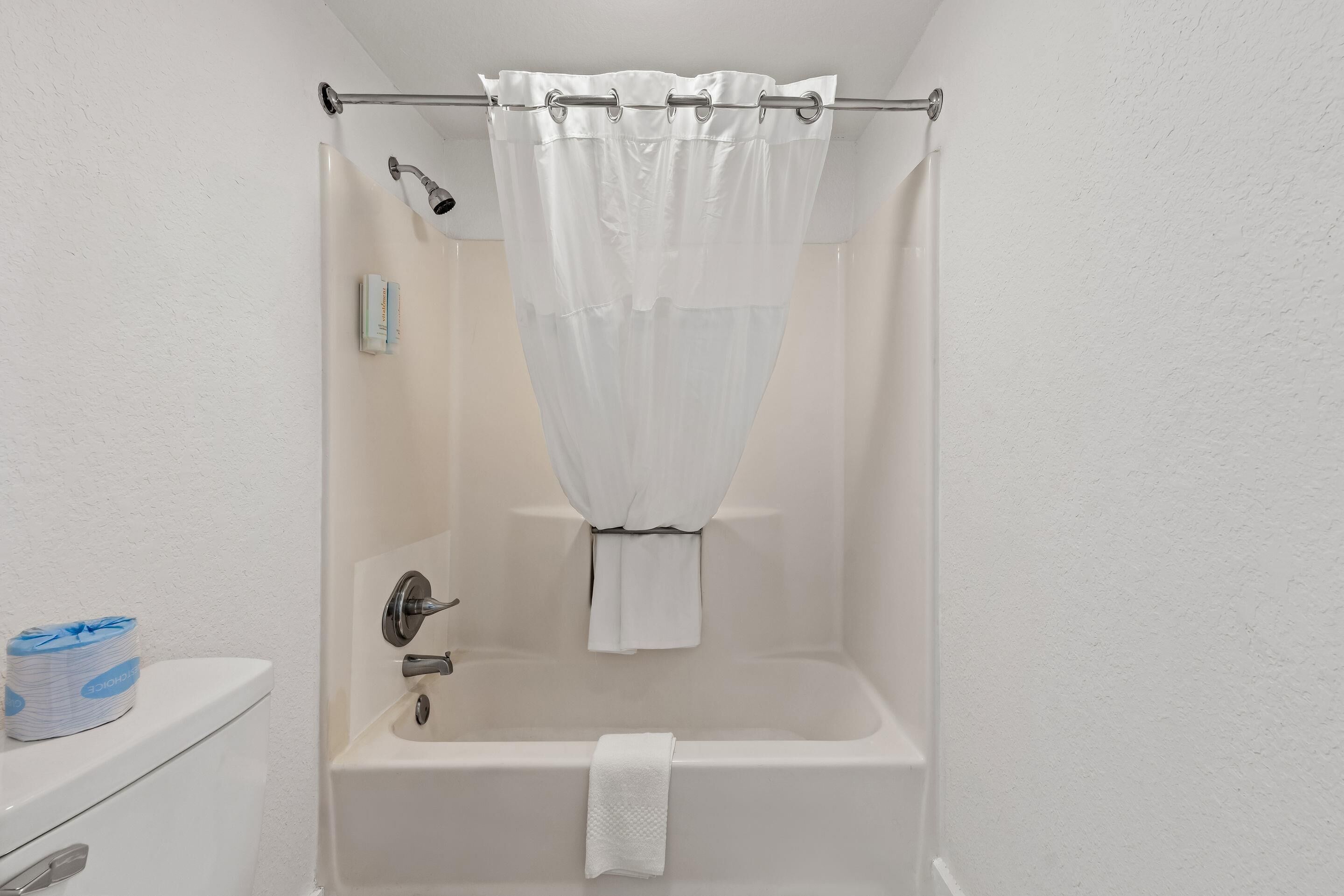 1 bedroom, premium bedding, desk, laptop workspace