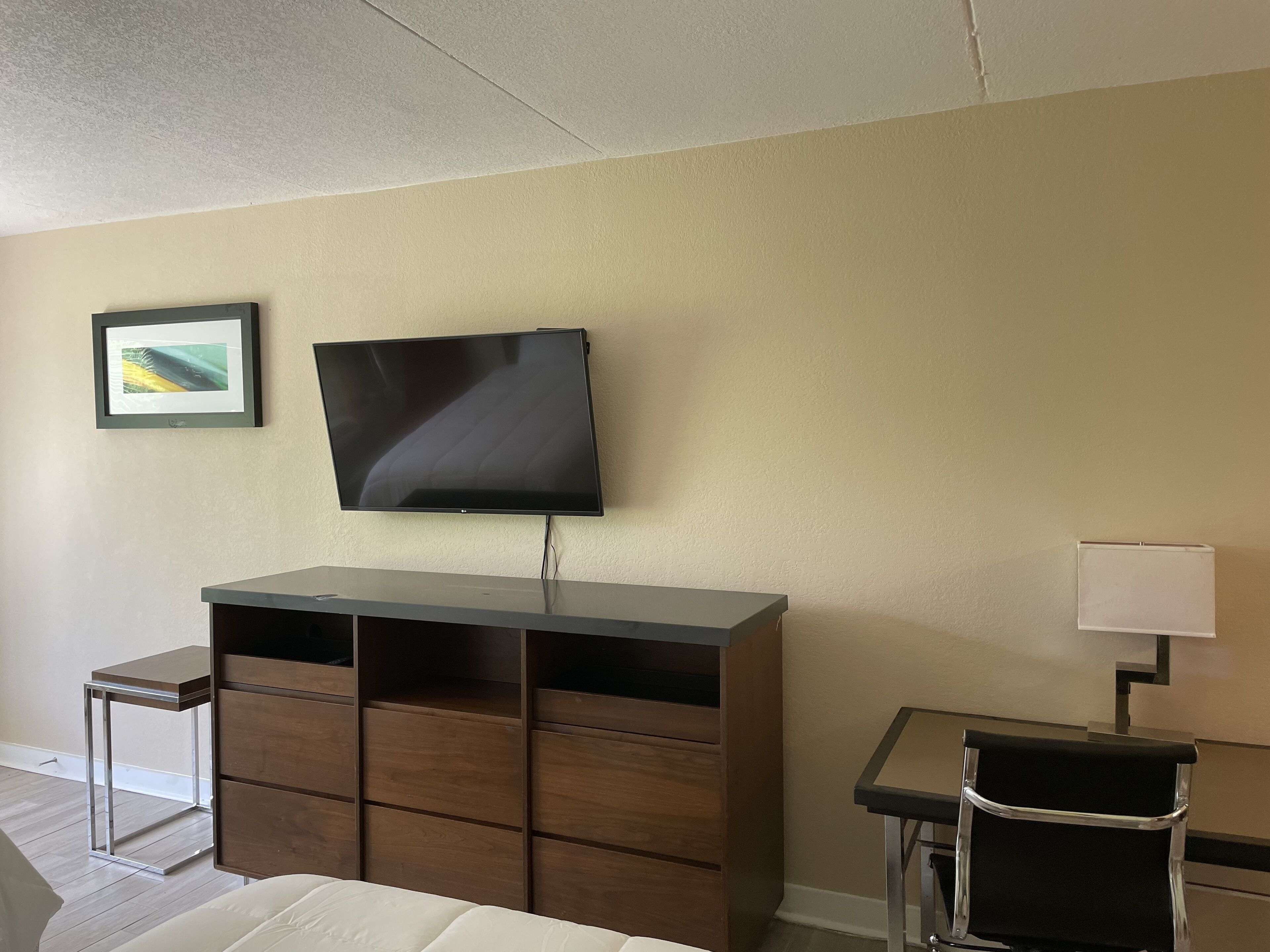 1 bedroom, premium bedding, desk, laptop workspace