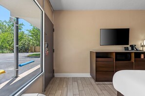 Luxe beddengoed, een bureau, een laptopwerkplek, geluiddichte muren