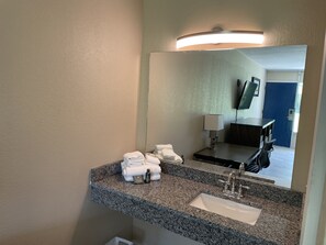 Combined shower/tub, free toiletries, towels - Econo Lodge Jennings (Jennings)