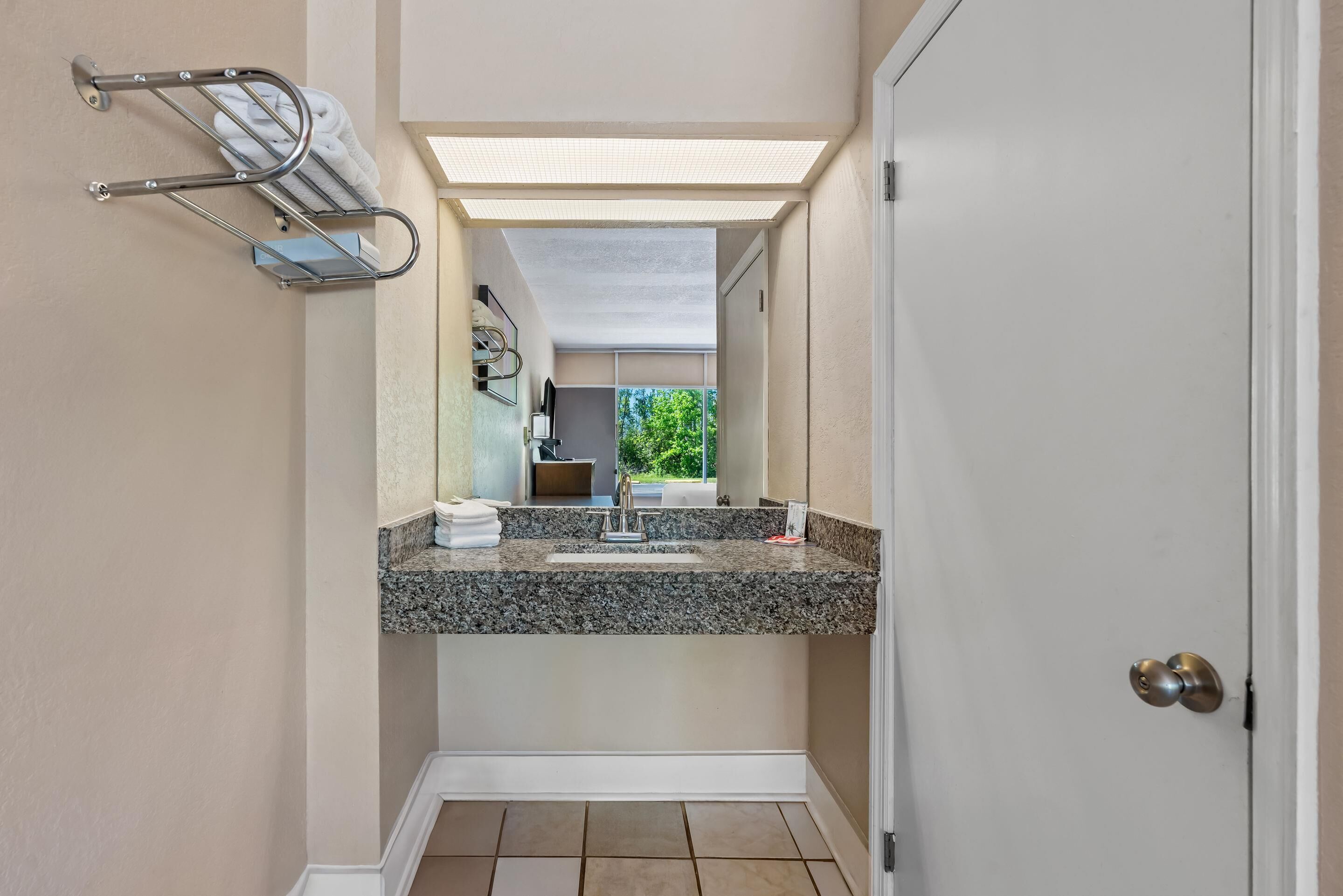 1 bedroom, premium bedding, desk, laptop workspace