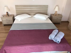 2 bedrooms, travel cot, free WiFi, bed sheets - 2 Bed - Sleeps 4 - Free Parking - Sea & Mtn View (Kalymnos)