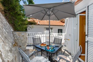 Outdoor dining - Leucosia (Sorrento)