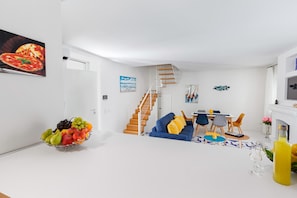 Interior - Leucosia (Sorrento)