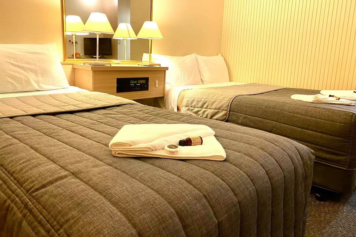 Twin Shared Room | Camas con efecto memoria, escritorio y espacio para trabajar con laptop