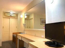 Queen Room | Camas com colchões de espuma com sistema de memória, escrivaninha