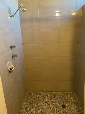 Shower, hydromassage showerhead, free toiletries, hair dryer - Gateway Motor Inn (Narrandera)