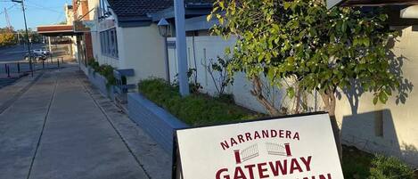 Señal anunciando el Narrandera Gateway Motor Inn, destacando habitaciones cupletas, habitaciones familiares y una piscina.