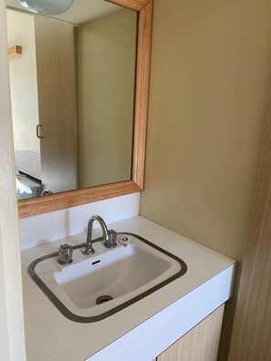 Twin Shared Room | Materassi in memory foam, una scrivania, postazione laptop