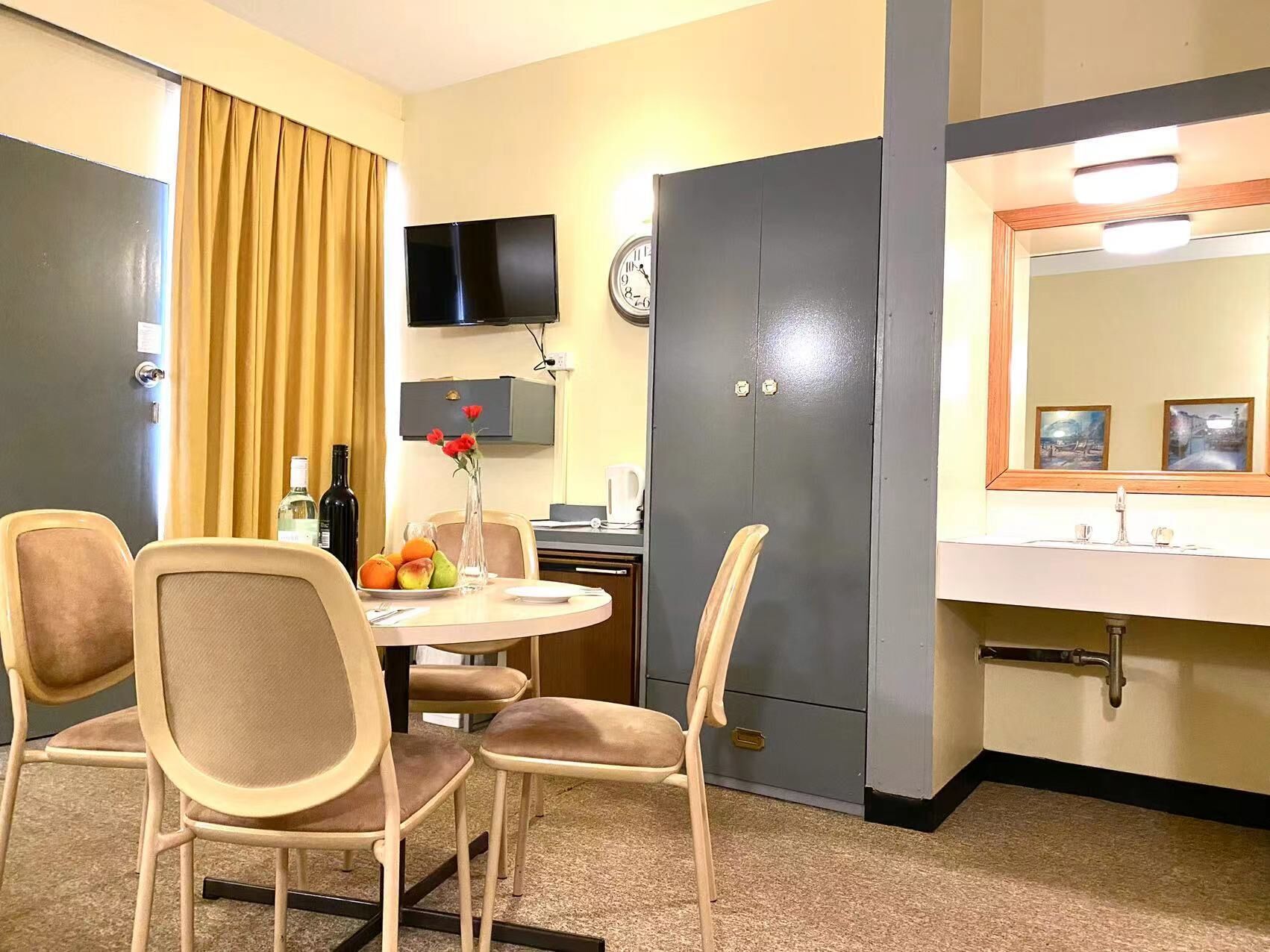 Deluxe driepersoonskamer | Woonruimte | Een 34-inch lcd-televisie met kabelzenders en televisie