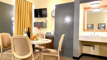 Deluxe driepersoonskamer | Woonruimte | Een 34-inch lcd-televisie met kabelzenders en televisie