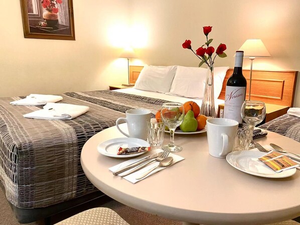 Disability Access Room | Memory foam-senger, skrivebord og skrivebord for bærbar PC