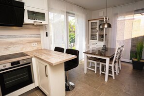 Fridge, microwave, oven, stovetop - Vacation home Krabbenpadd 9b - Holiday home "MeerZeit" Krabbenpadd 9b (Wittmund)