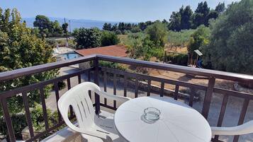 Standard Double or Twin Room | Desk, laptop workspace, bed sheets