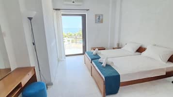 Habitación panorámica - 1 cama matrimonial o 2 individuales | Escritorio, espacio para trabajar con laptop y ropa de cama