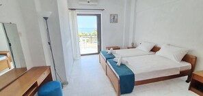 Escritorio, espacio para trabajar con laptop y ropa de cama