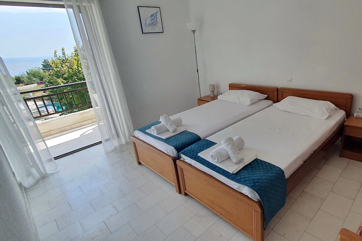 Panoramic Double or Twin Room | Desk, laptop workspace, bed sheets
