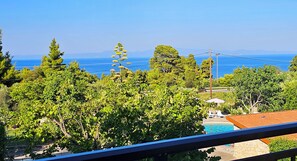 Escritorio, espacio para trabajar con laptop y ropa de cama