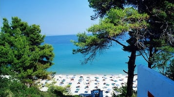 Beach nearby, white sand, sun-loungers, beach umbrellas