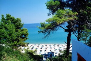 Platja a a prop, platja de sorra blanca i gandules de platja