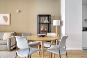 Dining - Renovated La Dreta de L'Eixample 2BR, by Blueground (Barcelona)