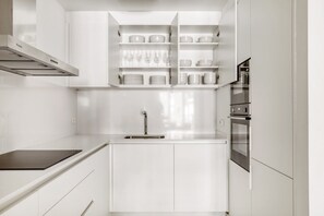 Fridge, microwave, oven, stovetop - Renovated La Dreta de L'Eixample 2BR, by Blueground (Barcelona)