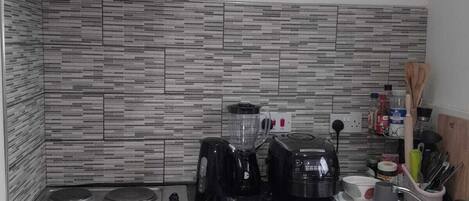 Réfrigérateur, micro-ondes, four, plaque de cuisson