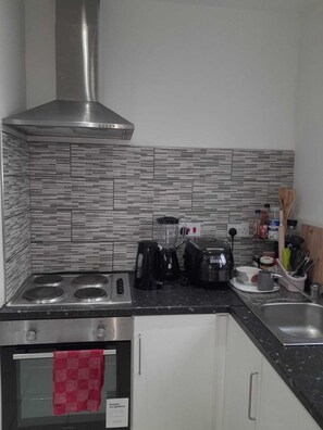 Fridge, microwave, oven, stovetop - Luxury Double bed room next to Tube station - Wembley London (Greenford)