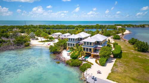 Relax on your Oceanfront villa on Seapalm island