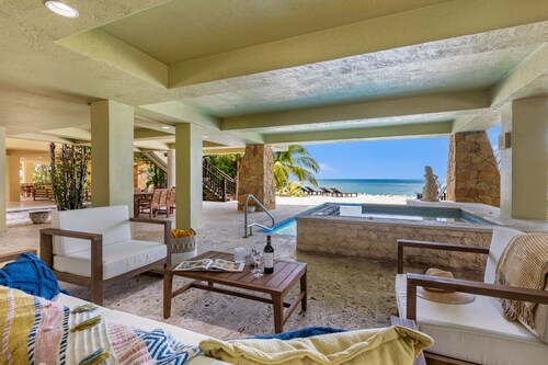 ✦Unwind on your Oceanedge villa on Seapalm island✦