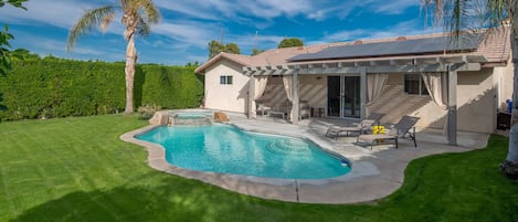 Piscina all'aperto, una piscina riscaldata