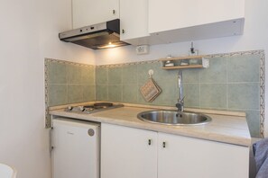 Kühlschrank, Mikrowelle, Herdplatte, Wasserkocher mit Kaffee-/Teezubehör