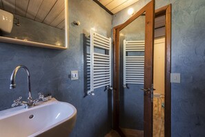 Douche, sĂšche-cheveux, bidet, serviettes fournies