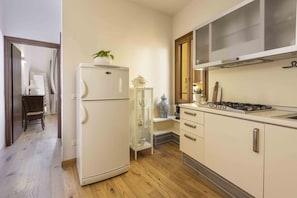 Kühlschrank, Mikrowelle, Herdplatte, Wasserkocher mit Kaffee-/Teezubehör