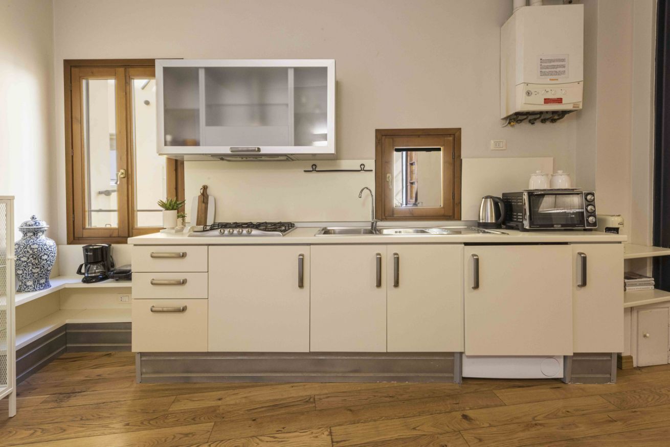 Kühlschrank, Mikrowelle, Herdplatte, Wasserkocher mit Kaffee-/Teezubehör
