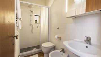 Dusche, Haartrockner, Bidet, HandtĂŒcher