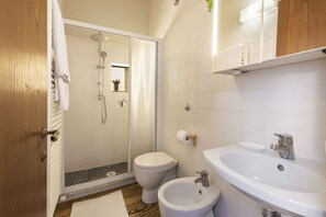 Douche, sèche-cheveux, bidet, serviettes fournies