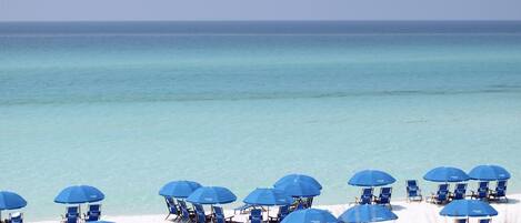 In Strandnähe, Liegestühle, Strandtücher