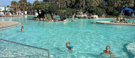 Una piscina al aire libre, una piscina climatizada