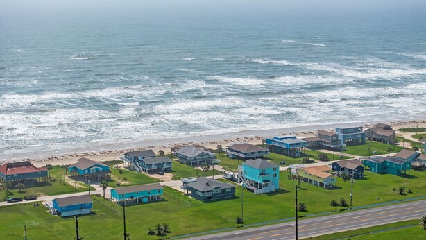 Zona residencial costera con casas cerca de la playa.