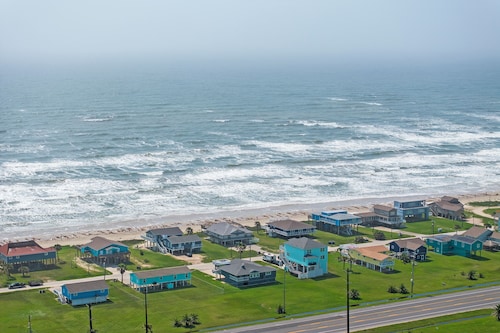 Newly Remodeled!!! Dog friendly!!! Walk to the beach!!!