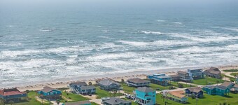 Newly Remodeled!!! Dog friendly!!! Walk to the beach!!!