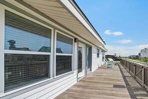 Terrace/patio - Newly Remodeled!!! Dog friendly!!! Walk to the beach!!! (Jamaica Beach)