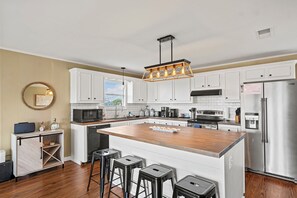 Fridge, microwave, oven, stovetop - Newly Remodeled!!! Dog friendly!!! Walk to the beach!!! (Jamaica Beach)