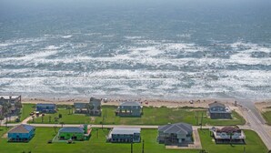 Una zona residencial frente al mar, con casas y una playa.