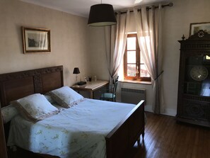 3 dormitoris, escriptori, planxa i posts de planxar i wifi gratuïta