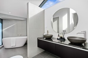 Exclusive-villa | Badeværelse | Gratis toiletartikler, hårtørrer, gulvvarme (badeværelse), håndklæder