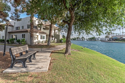 LAKE View Condo: Comm Htd POOL, Spa, Pickleball Cts, King Beds & TVs Both BRs