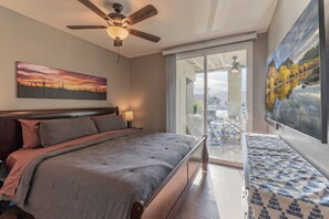 2 bedrooms, desk, iron/ironing board, free WiFi - LAKE View Condo: Comm Htd POOL, Spa, Pickleball Cts, King Beds & TVs Both BRs (Chandler)